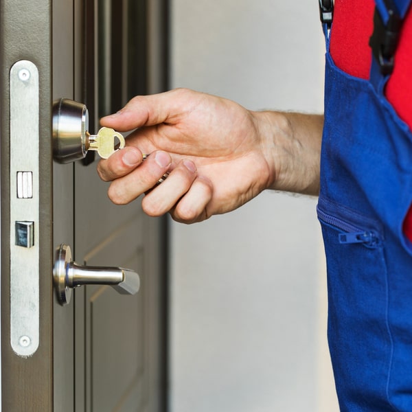 claro, en nuestra cerrajería residencial también instalamos sistemas de seguridad para el hogar